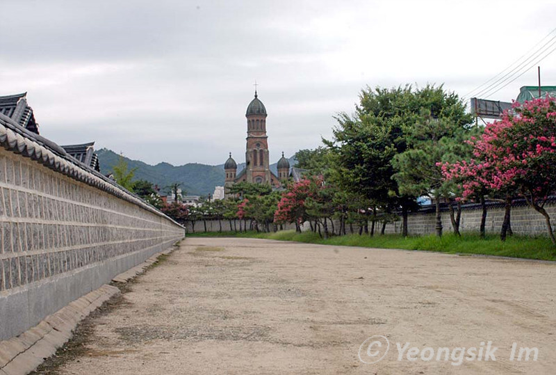 전주 경기전에서 바라본 전동성당 1.jpg